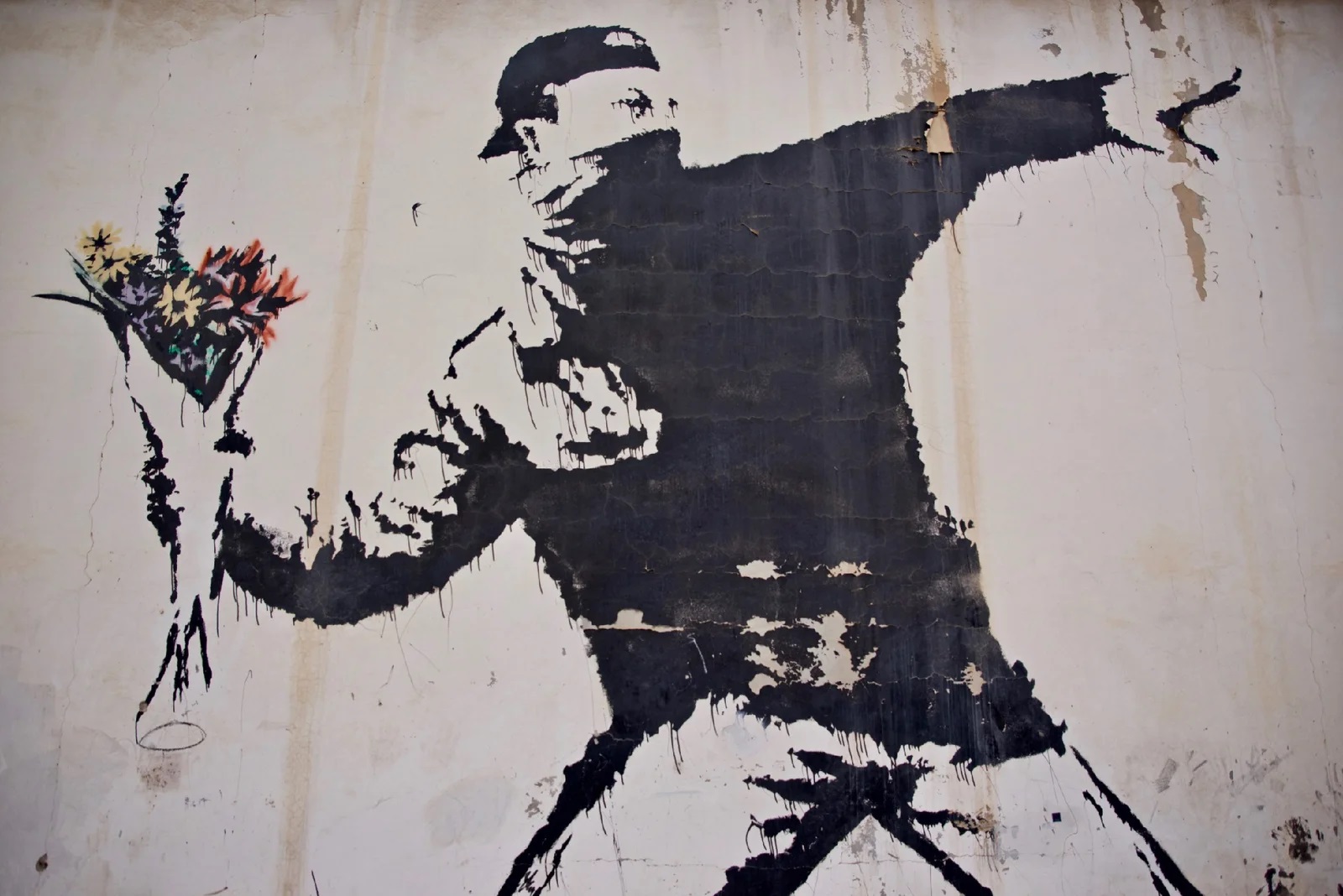 L’anonimato di Banksy, un paradosso nell’era della visibilità globale